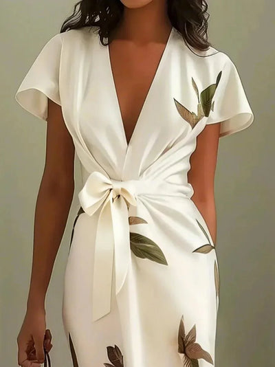 Robe fourreau mi-longue en satin à manches courtes et motif feuille blanche
