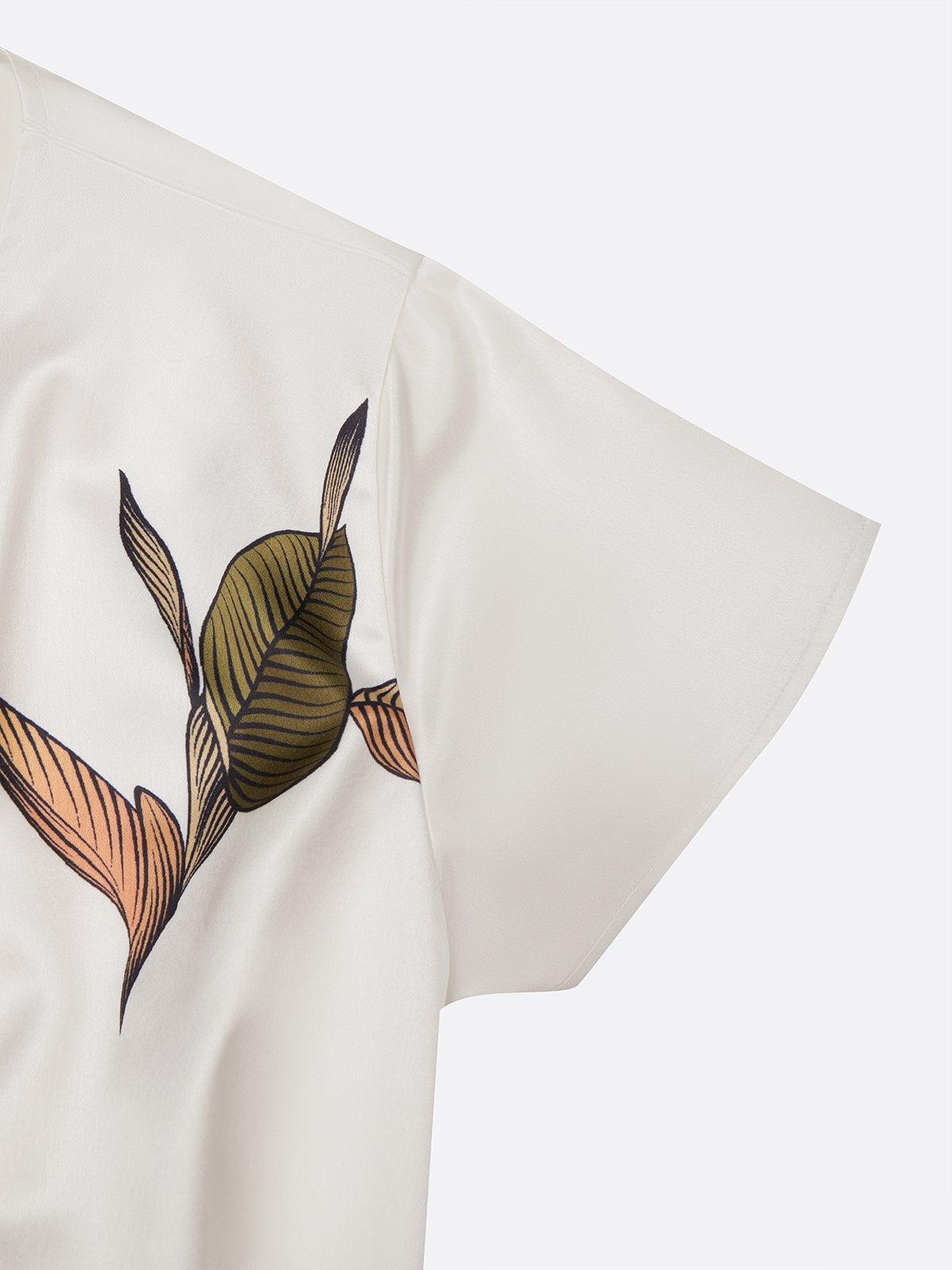 Robe fourreau mi-longue en satin à manches courtes et motif feuille blanche