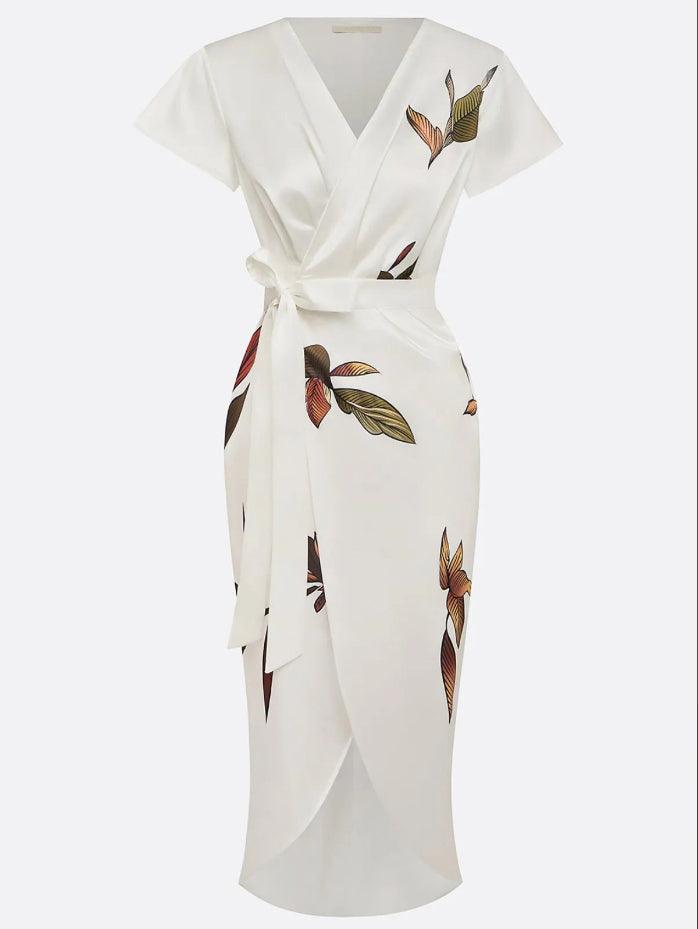 Robe fourreau mi-longue en satin à manches courtes et motif feuille blanche