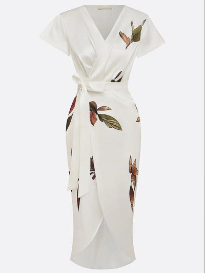 Robe fourreau mi-longue en satin à manches courtes et motif feuille blanche