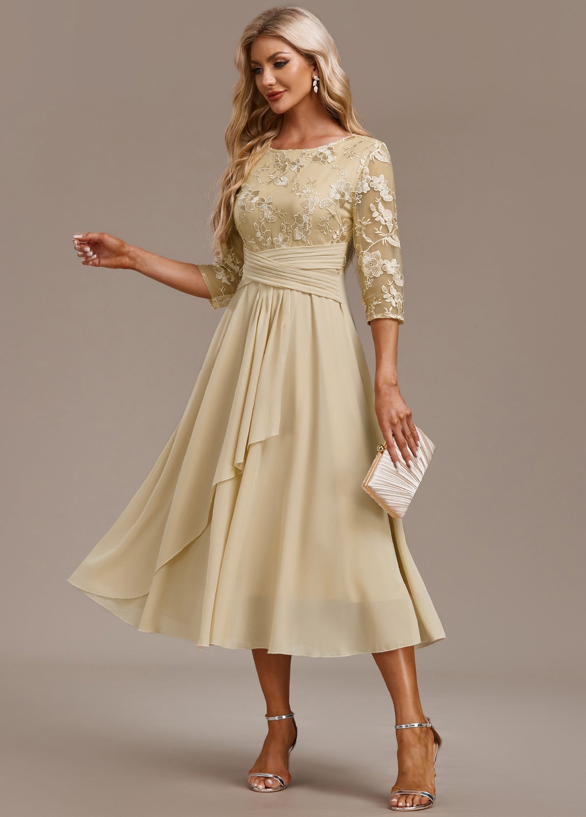 Karla™ | Abito con Ricamo Champagne a Maniche 3/4 e Collo Rotondo 
