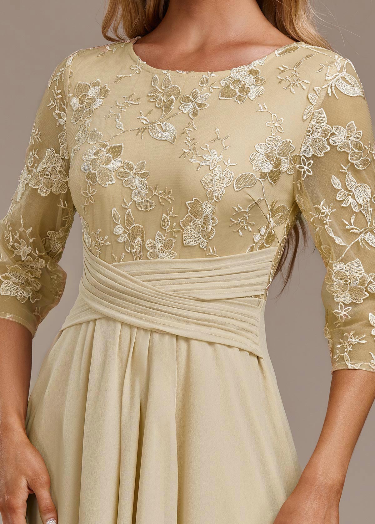 Karla™ | Abito con Ricamo Champagne a Maniche 3/4 e Collo Rotondo 