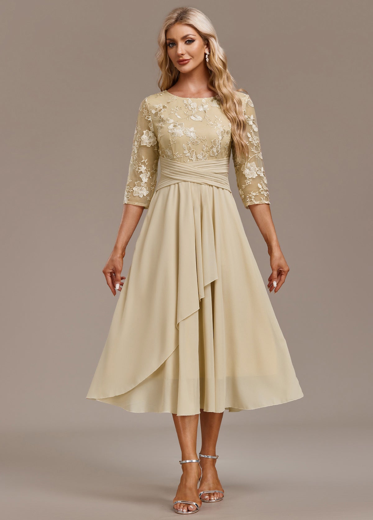 Karla™ | Abito con Ricamo Champagne a Maniche 3/4 e Collo Rotondo 
