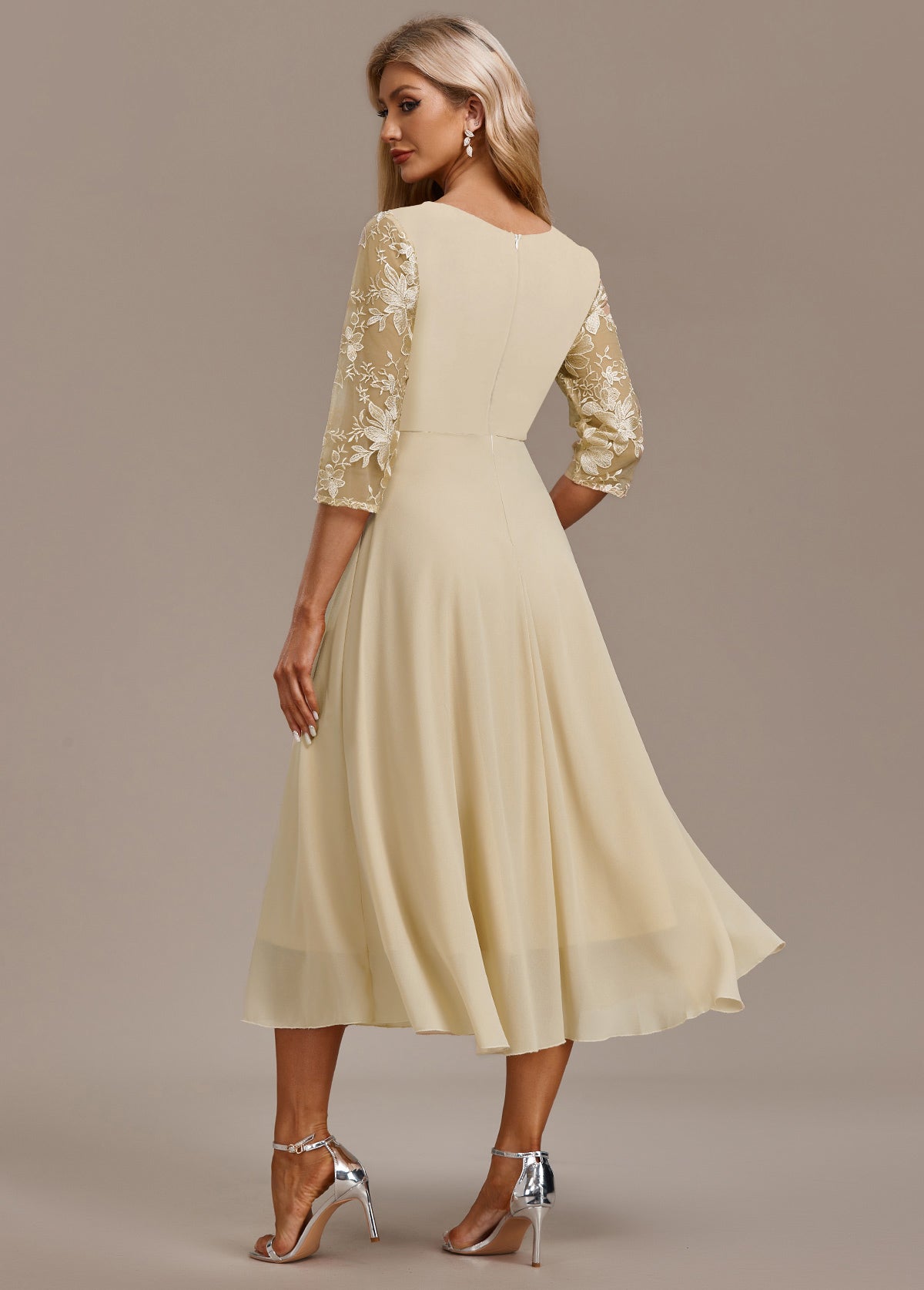 Karla™ | Abito con Ricamo Champagne a Maniche 3/4 e Collo Rotondo 