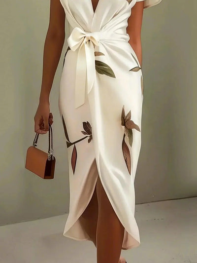 Robe fourreau mi-longue en satin à manches courtes et motif feuille blanche