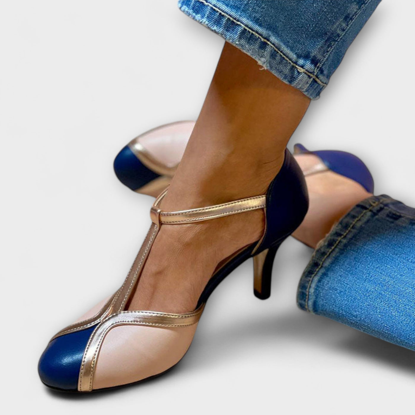 Alessia – Eleganza T-Strap bicolore