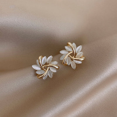 Orecchini a cerchio in oro ornati con petali di opale 