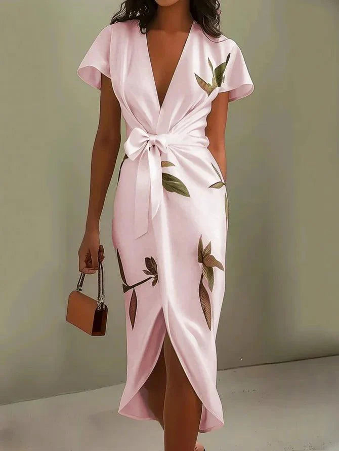 Robe fourreau mi-longue en satin à manches courtes et motif feuille blanche