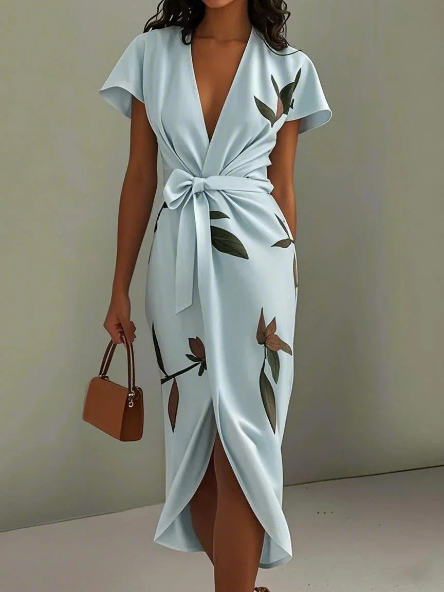 Robe fourreau mi-longue en satin à manches courtes et motif feuille blanche