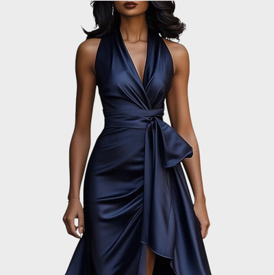 Lina | Robe en raso élégant de mezzanotte avec col à licou et volant