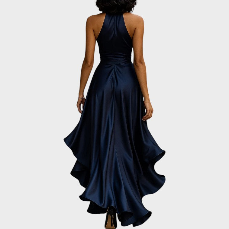 Lina | Robe en raso élégant de mezzanotte avec col à licou et volant