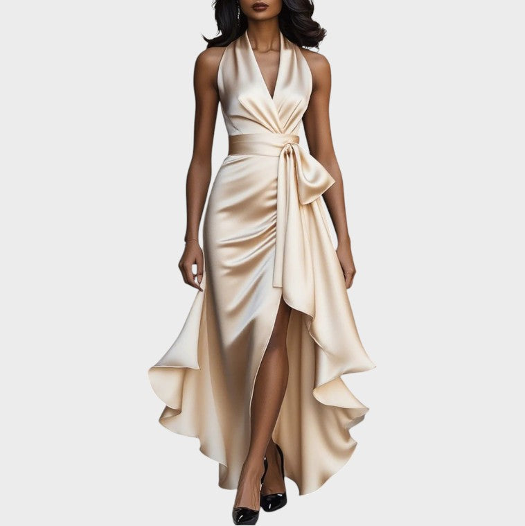 Lina | Robe en raso élégant de mezzanotte avec col à licou et volant