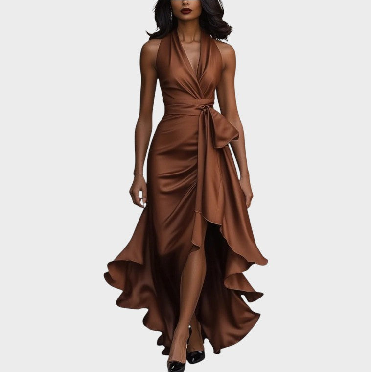 Lina | Robe en raso élégant de mezzanotte avec col à licou et volant