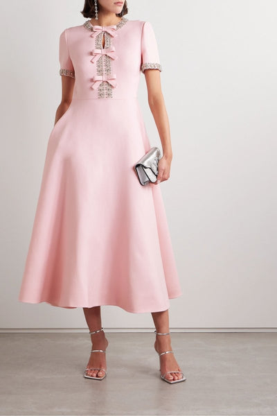 Robe mi-longue rose à nœud papillon Zoe ornée de cristaux